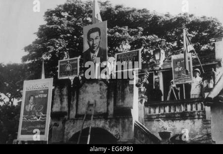 Cérémonies de paix entre le Vietnam et l'Indochinois Français émissaires français en 1948. Affiches montrent Bao Dai, le Playboy Banque D'Images