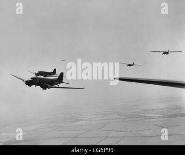 Les planeurs remorqués par Douglas C-47 à l'Opération Varsity, la plus grande opération aéroportée menée pendant la Seconde Guerre mondiale. Planeur et Banque D'Images