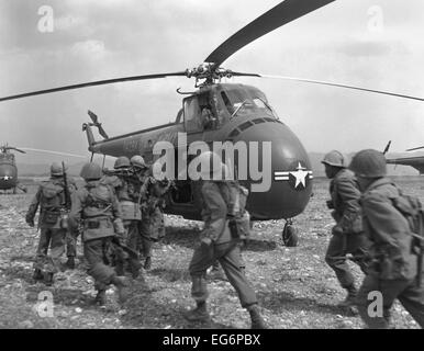 8e d'infanterie de l'armée à propos de bord des hélicoptères pour être transportés vers les lignes de front. Ca. 1953. Guerre de Corée, 1950-1953. Banque D'Images