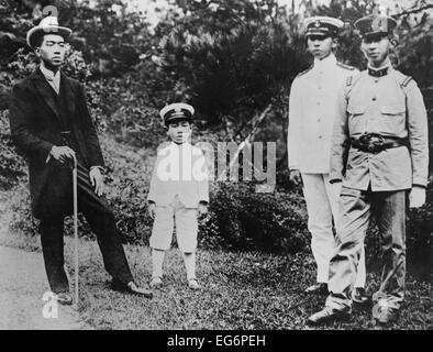 Quatre fils du Mikado dans le jardin de l'empereur à Nikko Villa. L-R : Le Prince Hirohito, Prince, quatrième fils de Sumino-Miya Banque D'Images