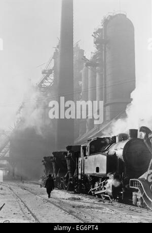 Transport de locomotive à la fonte du haut-fourneau Staline l'activité métallurgique. Kouznetsk, Russie, 1955. - Banque D'Images