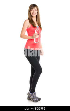 Slim Young caucasian woman holding une bouteille d'eau douce. Smiling fitness petite fille isolée sur fond blanc Banque D'Images