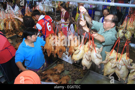 Un vendeur thaïlandais du commerce de volaille cuite prépare pour le Nouvel An chinois au marché de Chinatown à Bangkok. © Vichan Poti/Pacific Press/Alamy Live News Banque D'Images