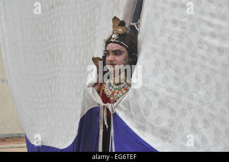 Un artiste indien habillé en Seigneur dieu hindou Shiva, semble hors de sa tente comme il parle à un autre artiste (pas vu) en coulisses pendant un événement sur la veille de Maha Shivratri Festival à Jammu. © Anshu/Pacific Press/Alamy Live News Banque D'Images