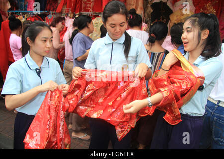 Un ado Thai essayez essayez de monter sur certains cheongsam de soie en préparation du Nouvel An chinois. © Vichan Poti/Pacific Press/Alamy Live News Banque D'Images