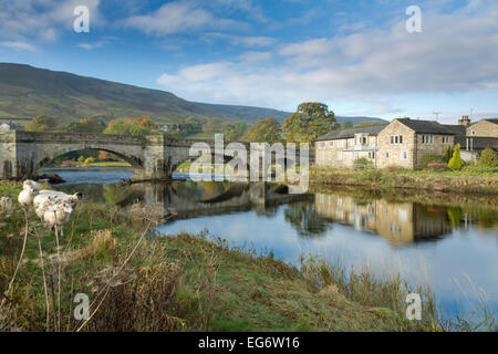 Burnsall village de Wharfedale dans les vallées du Yorkshire, Angleterre. Banque D'Images