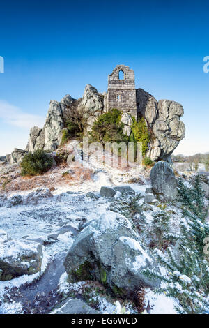 Petite chapelle en ruine perché sur un affleurement de roche escarpée Rock à Cornwall Banque D'Images