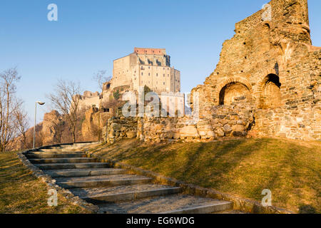 San Sepolcro ruines, 11ème siècle, en face de Saint Michael's Abbey, Sacra di San Michele sur le mont Pirchiriano Banque D'Images