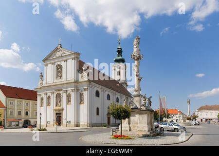 Église paroissiale de la Sainte Trinité dans la place principale, Bruck an der Leitha, Industrieviertel trimestre, Basse Autriche, Autriche Banque D'Images