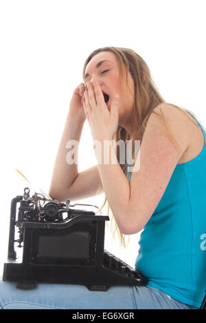 Girl fatigué sur une machine à écrire isolé sur fond blanc Banque D'Images