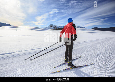 Un homme le ski de fond sur la piste en Bavière Banque D'Images
