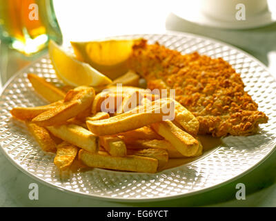 FISH AND CHIPS OU FRITES ET POISSON Banque D'Images