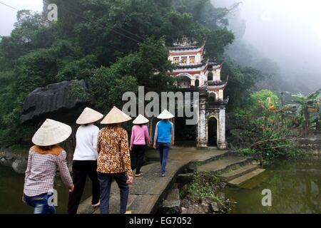 Les femmes sur leur façon de la Bich Dong grot à Ninh Binh, Vietnam. Banque D'Images