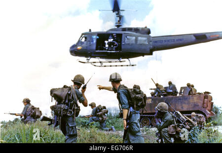 Les membres du "D" de l'entreprise, Deuxième Bataillon, troisième d'infanterie, 199e Brigade d'infanterie légère, se préparer à sortir derrière le capot d'un véhicule de transport de troupes M-113 à long Binh, au Vietnam le 6 octobre 1969. Un UH-1D'hélicoptère qui les survolait. Foto : Hector Robertin - U.S. Army via CNP (c) afp - Rapport Banque D'Images