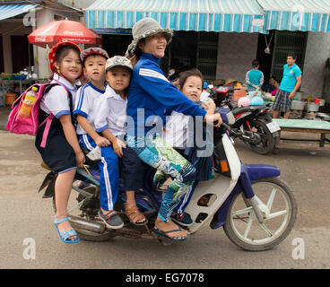 Les enfants de l'école d'entraînement sur un cyclomoteur à Nha Trang le 28 août 2014. Banque D'Images