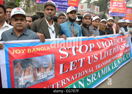 Dhaka, Bangladesh. Feb 18, 2015. Assister à un meeting de protestation des militants contre le blocus continu appelé par parti nationaliste du Bangladesh (BNP) à Dhaka, Bangladesh, le 18 février 2015. Ex-premier ministre Khaleda Zia's 20-partie alliance de l'opposition a annoncé mardi d'étendre ses activités 72 heures de grève jusqu'à vendredi matin. Shariful Islam Crédit :/Xinhua/Alamy Live News Banque D'Images