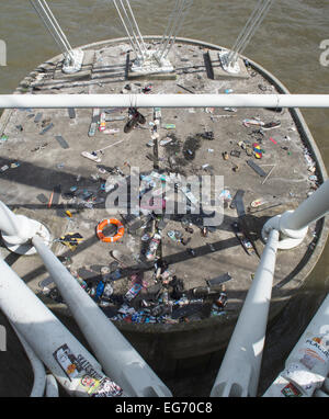 Détritus sur les supports de base de la Golden Jubilee Bridge sur la Tamise à Londres Banque D'Images