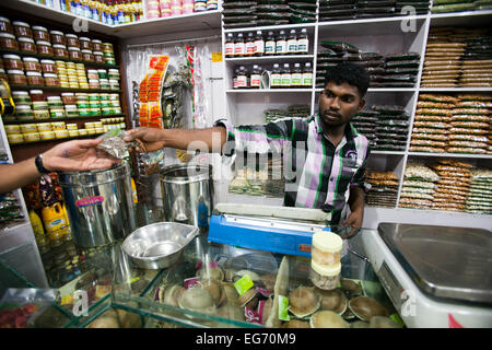 Vente d'épices - poivre, coriandre, curcuma, etc., dans une boutique d'épices dans l'épice ville de Kumily, Periyar, le sud de l'Inde Banque D'Images