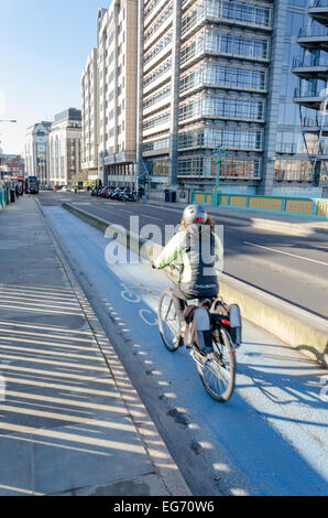 Londres, Royaume-Uni 17 février 2015 : Les cyclistes sur autoroute Cycle 7 (CS7) sur Southwark Bridge qui est séparée de la route principale que le travail commence à séparer plus de CS2 pour améliorer la sécurité des cyclistes dans la ville. Credit : CAMimage/Alamy Live News Banque D'Images