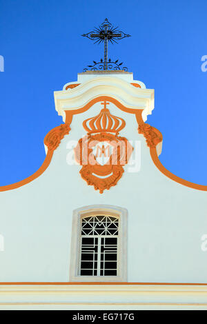 Église blanche contre un ciel bleu, Vieille Ville, Portimao, Algarve, Portugal Banque D'Images