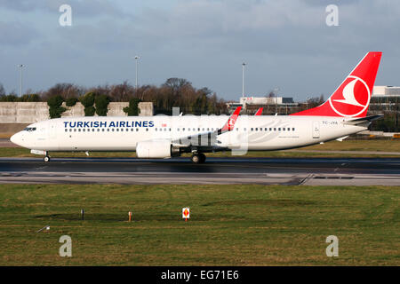 Turkish Airlines Boeing 737-900 s'aligne sur la piste 23R à l'aéroport de Manchester. Banque D'Images