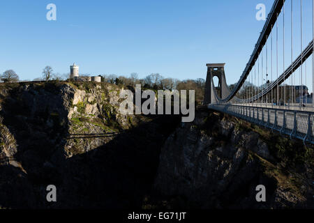 Bristol, Royaume-Uni. Feb 18, 2015. Clifton Suspension Bridge traversant la Gorge d'Avon avec l'Observatoire Clifton sur les falaises Crédit : Rob Hawkins/Alamy Live News Banque D'Images