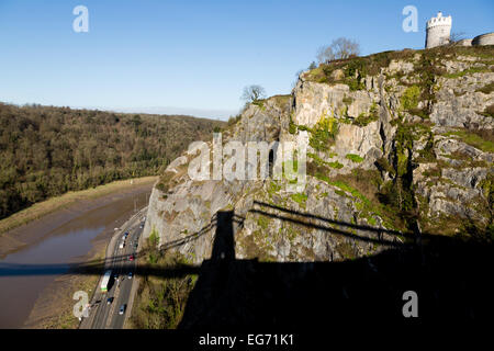 Bristol, Royaume-Uni. Feb 18, 2015. Ombre de Clifton Suspension Bridge sur les falaises de l'Avon Gorge Crédit : Rob Hawkins/Alamy Live News Banque D'Images