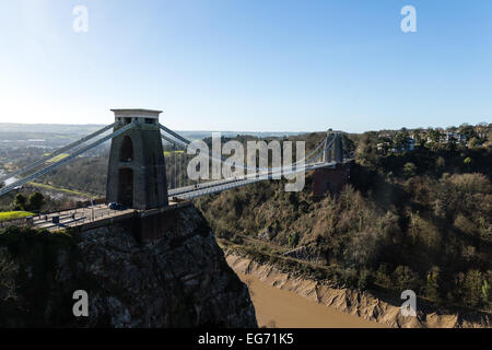 Bristol, Royaume-Uni. Feb 18, 2015. La traversée du pont suspendu de Clifton Avon Gorge Crédit : Rob Hawkins/Alamy Live News Banque D'Images