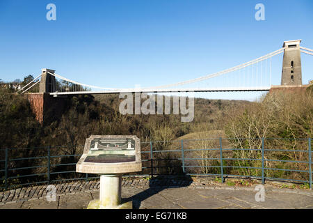 Bristol, Royaume-Uni. Feb 18, 2015. La traversée du pont suspendu de Clifton Avon Gorge Crédit : Rob Hawkins/Alamy Live News Banque D'Images