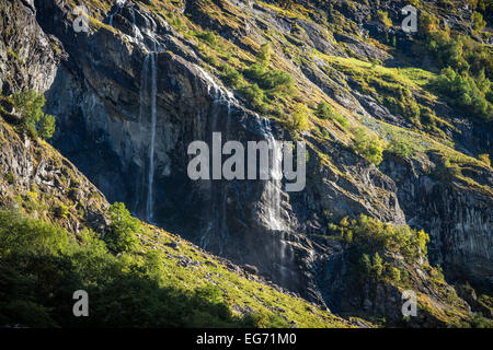 La lumière du soleil du matin sur les chutes d'automne au-dessus de Biandronno dans Aurlandsdalen, Norvège Banque D'Images