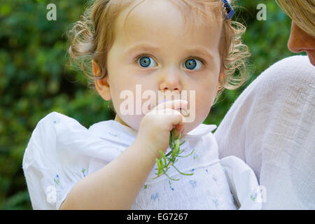 Blue Eyed baby girl à ses mamans arms Banque D'Images