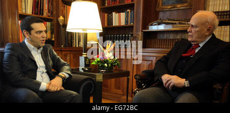 Athènes, Grèce. Feb 18, 2015. Le président grec Karolos Papoulias (R) rencontre avec le Premier Ministre grec Alexis Tsipras au palais présidentiel à Athènes, Grèce, le 18 février 2015. Credit : Marios Lolos/Xinhua/Alamy Live News Banque D'Images