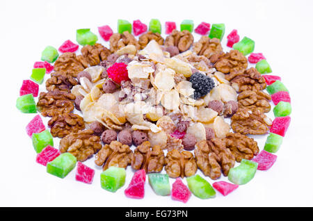 Muesli, fruits secs et noix isolated on white Banque D'Images