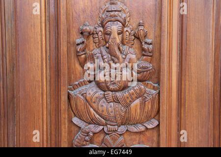 Bas-relief gravure de Ganesha sur panneau de porte en teck Banque D'Images