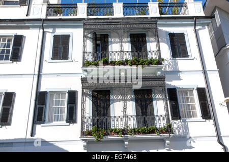 Balcons en fer décoré dans un bâtiment historique, à Gibraltar, en terroritory en Europe du sud Banque D'Images