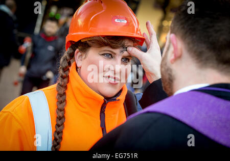 Brighton, UK. 18 Février, 2015. L'évêque de Chichester et une équipe du diocèse de Chichester étaient à Brighton Centre-ville aujourd'hui pour marquer le mercredi des Cendres le début du carême. Le mercredi des cendres doit son nom à la pratique de la bénédiction des cendres fabriqué à partir de branches de palmier béni sur l'année précédente, Dimanche des Rameaux, et les placer sur les têtes des participants. Sur la photo est Janice Grira recevoir sa croix de cendres Fr Mark Lyon. Crédit : Jim Holden/Alamy Live News Banque D'Images