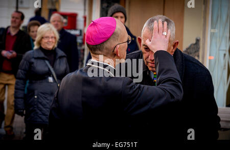 Brighton, UK. 18 Février, 2015. L'évêque de Chichester et une équipe du diocèse de Chichester étaient à Brighton Centre-ville aujourd'hui pour marquer le mercredi des Cendres le début du carême. Le mercredi des cendres doit son nom à la pratique de la bénédiction des cendres fabriqué à partir de branches de palmier béni sur l'année précédente, Dimanche des Rameaux, et les placer sur les têtes des participants. L'évêque de Chichester à Brighton Centre-ville aujourd'hui. Crédit : Jim Holden/Alamy Live News Banque D'Images