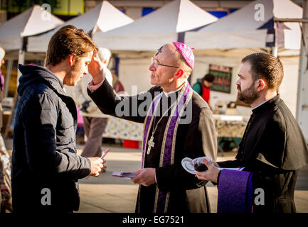 Brighton, UK. 18 Février, 2015. L'évêque de Chichester et une équipe du diocèse de Chichester étaient à Brighton Centre-ville aujourd'hui pour marquer le mercredi des Cendres le début du carême. Le mercredi des cendres doit son nom à la pratique de la bénédiction des cendres fabriqué à partir de branches de palmier béni sur l'année précédente, Dimanche des Rameaux, et les placer sur les têtes des participants. L'évêque de Chichester à Brighton Centre-ville aujourd'hui. Crédit : Jim Holden/Alamy Live News Banque D'Images