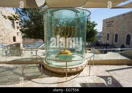 La menorah d'or à l'extérieur de "l'Institut du Temple" sera utilisé dans le futur pour le le troisième temple Banque D'Images