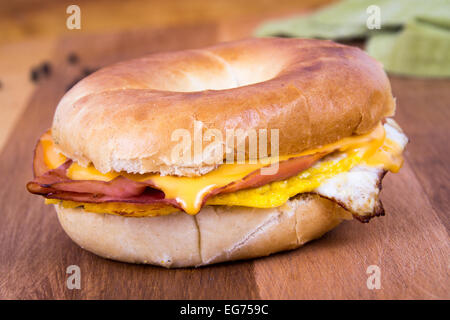 Du jambon et des Œufs Breakfast sandwich Bagel Banque D'Images