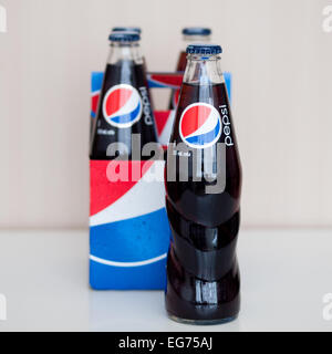 Un 4-pack de 355 mL en verre bouteilles de Pepsi (Pepsi-Cola). Bouteilles canadienne sur la photo. Banque D'Images