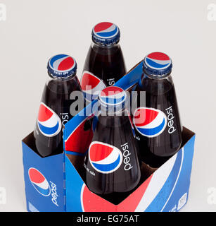 Un 4-pack de 355 mL en verre bouteilles de Pepsi (Pepsi-Cola). Bouteilles canadienne sur la photo. Banque D'Images