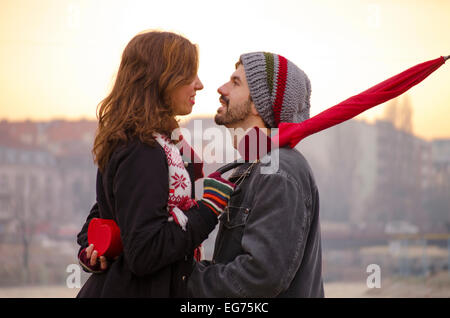 Loving couple d'autres yeux piscine un jour de pluie Banque D'Images