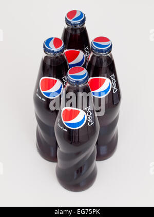 Un 4-pack de 355 mL en verre bouteilles de Pepsi (Pepsi-Cola). Bouteilles canadienne sur la photo. Banque D'Images