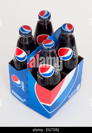 Un 4-pack de 355 mL en verre bouteilles de Pepsi (Pepsi-Cola). Bouteilles canadienne sur la photo. Banque D'Images