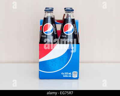 Un 4-pack de 355 mL en verre bouteilles de Pepsi (Pepsi-Cola). Bouteilles canadienne sur la photo. Banque D'Images