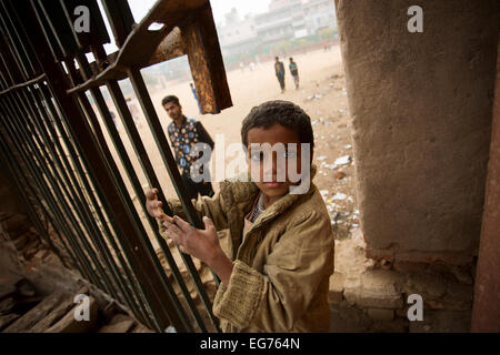 Enfant de la rue, à la mosquée Jama (Jama Masjid) - Old Delhi, Inde Banque D'Images