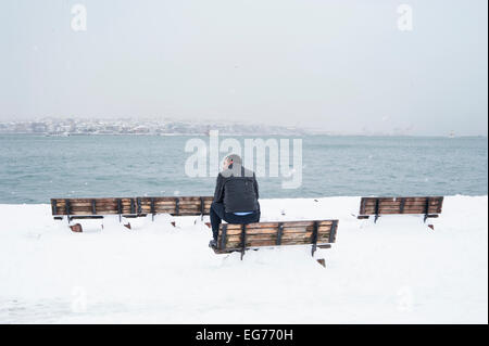 Istanbul, Turquie. 18 Février, 2015. La neige lourde chute couvre complètement et d'Istanbul la ville amène à un arrêt. Malgré des températures de gel touristes profiter eux-mêmes, en particulier de nombreux touristes Arabes qui souvent n'ont jamais vu la neige avant. Credit : Claudia Wiens/Alamy Live News Banque D'Images