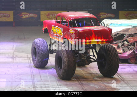 ISTANBUL, TURQUIE - février 01, 2015 : Monster Truck dans Fireball Sinan Erdem Dome pendant Monster Hot Wheels stunt show. Banque D'Images