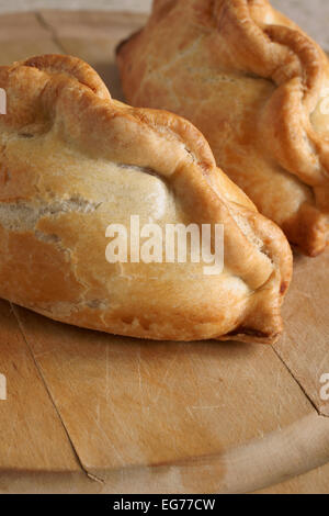 Cornish pasty traditionnel rempli de pommes de terre et les carottes viande suédois Banque D'Images